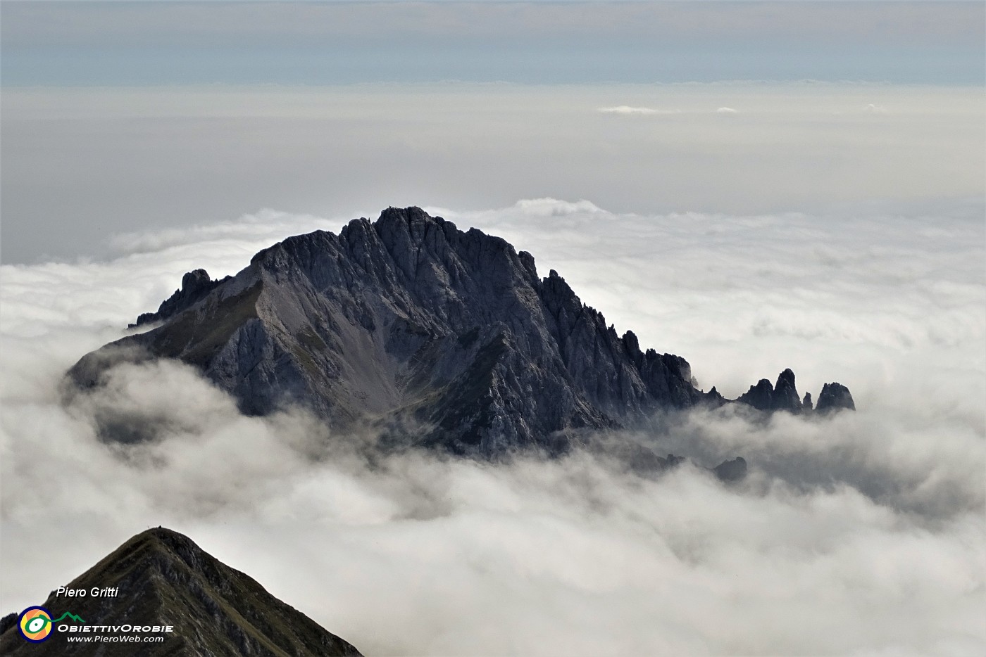 68 La Grignetta emerge stupenda dalla nebbia al sole!.JPG